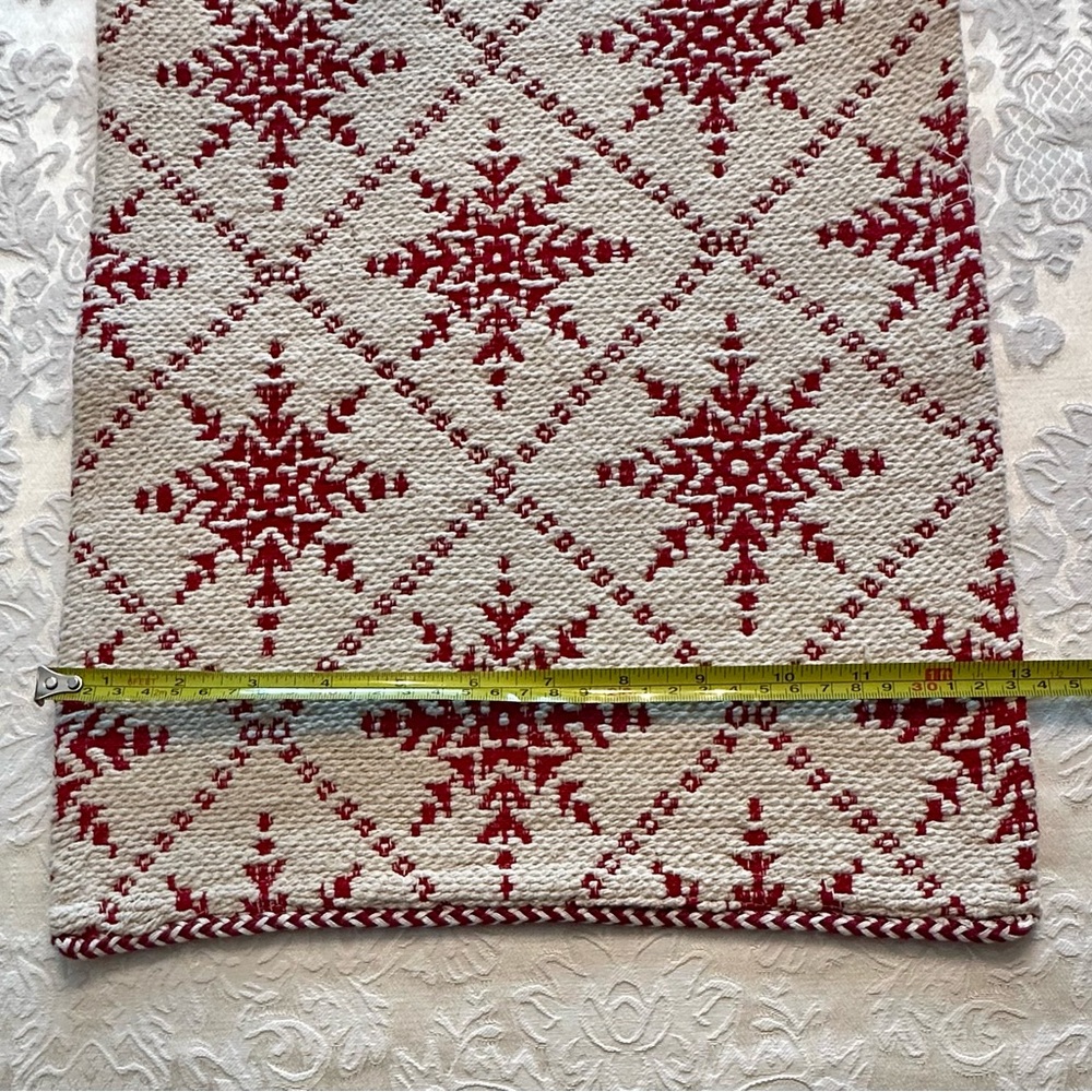 ❤️ Pier 1 Imports Snowflake Table Runner - Picture 2 of 4